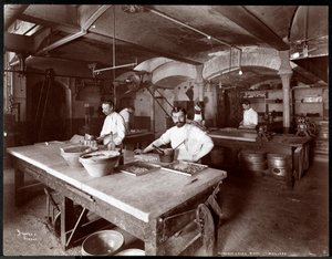 Koks aan het werk in de keuken van Maillard